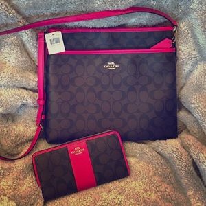 FILE BAG IN SIGNATURE
COACH F34938
BROWN/PINK RUBY